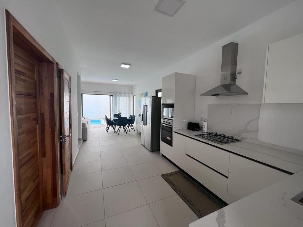Azure 4 Bedrooms Haven Retreat: Where Tranquility Meets Turquoise Waters, Flic En Flac Mauritius Eksteriør bilde