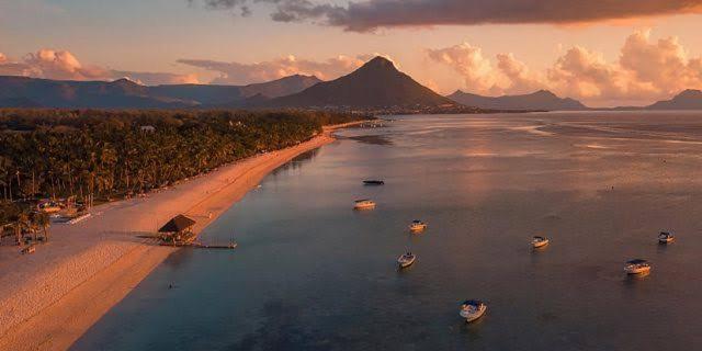 Azure 4 Bedrooms Haven Retreat: Where Tranquility Meets Turquoise Waters, Flic En Flac Mauritius Eksteriør bilde
